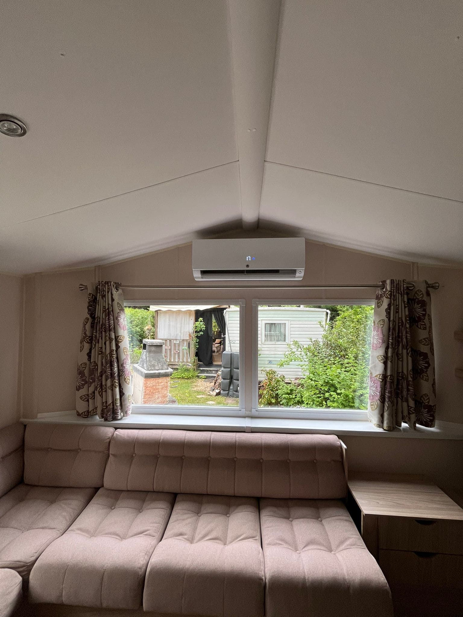 Climatisation & Pompe à chaleur Beuvron-en-Auge | Installation de climatisation et pompe à chaleur... | Europisol climatisation réversible pompe à chaleur Beuvron-en-Auge 58210 Nièvre 2024 réalisation - Europisol entreprise rénovation énergétique